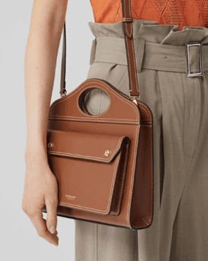 [버버리] 미니 포켓 레더 토트백 8014776