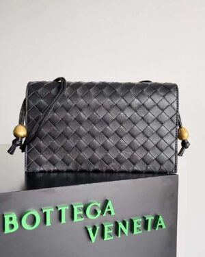 [보테가베네타]  트리오 파우치 온 스트랩