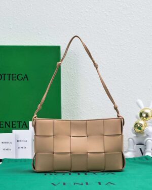 [보테가베네타] 스트랩을 갖춘 카세트 파우치 730543VCQC49143