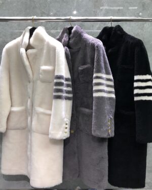 [톰브라운] 4선 헤비 시어링 버튼 라운드 칼라 퍼 코트