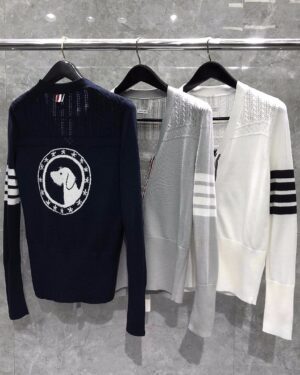 [톰브라운] 4선 코튼 헥터 메달리온 4선 브이넥 가디건