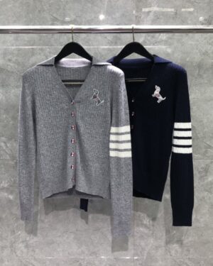 [톰브라운] 헥터 아이콘 4선 퍼넬 넥 케이블 니트 가디건