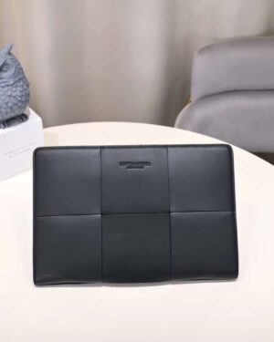 [보테가베네타] 인트레치아토 우픈 도큐먼트 클러치백 608602
