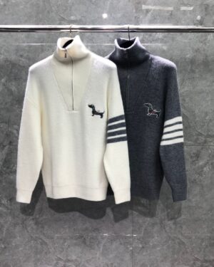 [톰브라운] 헥터 포인트 4선 롱넥 집업 니트 셔츠