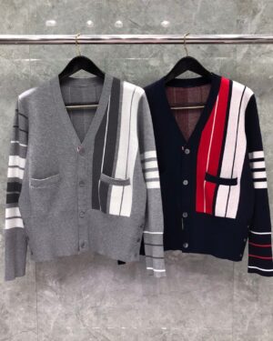 [톰브라운] 펀 믹스 암 스트라이프 4선 브이넥 가디건