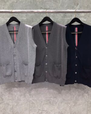 [톰브라운] 센터백 스티치 울 코튼 버튼 브이넥  조끼