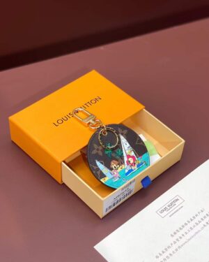 [루이비통] 일러스트 비비엔 세일 백 참 & 키 홀더 M82634