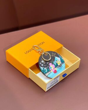 [루이비통] 일러스트 아이스 스케이트 백 참 & 키 홀더 M82633