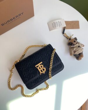 [버버리] 모노그램 퀼티드 크로스백