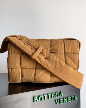 [보테가베네타] 맥시 패딩 테크 카세트