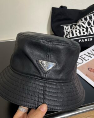 [프라다] 남녀공용 백 트라이앵글 로고 레더 버킷햇