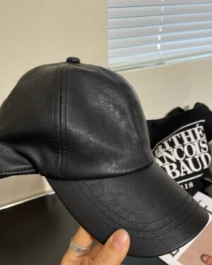 [프라다] 남녀공용 백 트라이앵글 로고 레더 볼캡