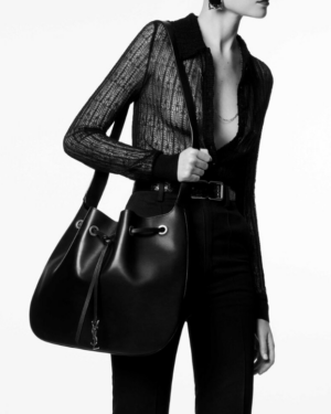 [생로랑] 스무스 가죽 소재의 파리 Vll 라지 플랫 호보 백 697941