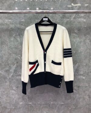 [톰브라운] 4선 스트라이프 포켓 4선 브이넥 가디건