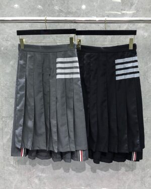 [톰브라운] 헤어라인 마드라스 체크 백스트랩 플리츠 스커트