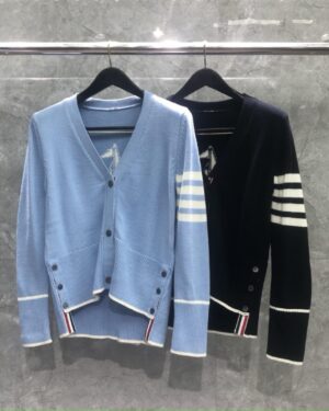 [톰브라운] 4선 메리노 저지 새일보트 브이넥 가디건