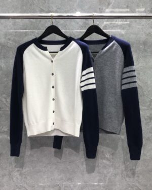 [톰브라운] 4선 메리노 저지 버튼 크루넥 가디건