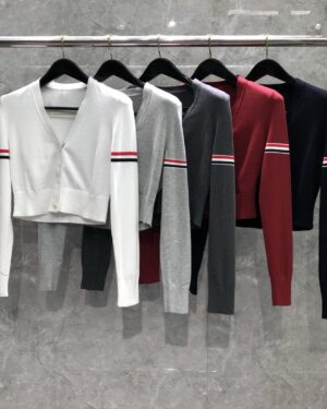 [톰브라운] 메리노 울 브이넥 크롭 가디건