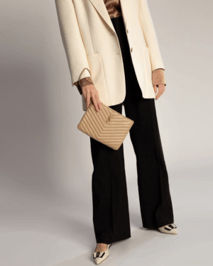 [생로랑] 마틀라세 가죽 소재의 모노그램 A5 파우치 379039