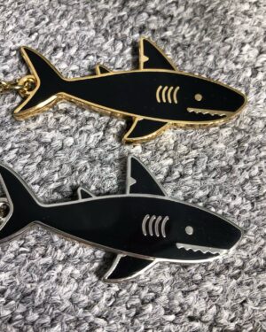 [톰 브라운] 샤크 아이콘 브라스 키링