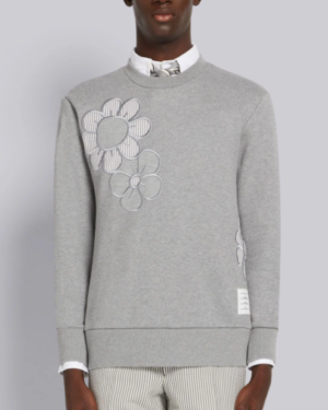 [톰브라운] 클래식 루프백 새틴 스티치 플로럴 아플리케 스웨트셔츠