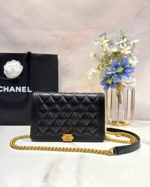 [샤넬] 보이 woc 램스킨 골드 메탈 AP1117