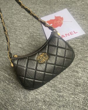 [샤넬] 19 호보백 스몰 블랙 빈티지 카프스킨 AS4422