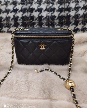 [샤넬] 베니티백 램스킨 블랙 골든볼 체인 금장 AP2303