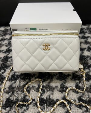 [샤넬] 베니티백 램스킨 화이트 체인 금장 AP2937