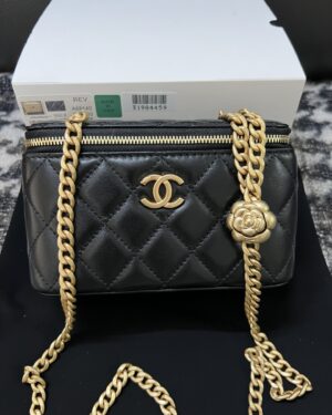 [샤넬] 베니티백 램스킨 까멜리아 체인 금장 블랙/화이트/핑크/옐로우 A68140