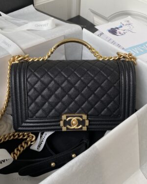 [샤넬] 핸들 장식 미디움 보이 플랩백 블랙/화이트/베이지 케비어 카프스킨 금장 A94804