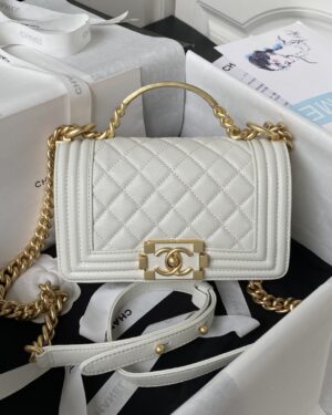 [샤넬] 핸들 장식 스몰 보이 플랩백 화이트/블랙 케비어 카프스킨 금장 A94805