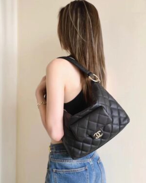 [샤넬] 맥시 호보 백 블랙/화이트 카프스킨 금장 AS4339