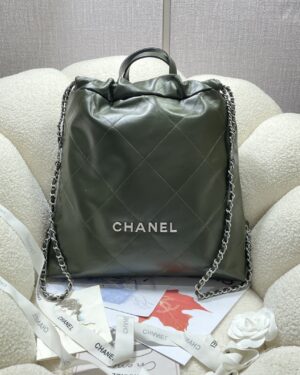 [샤넬] 22 라지 백팩 샤이니 카키 카프스킨 AS3859
