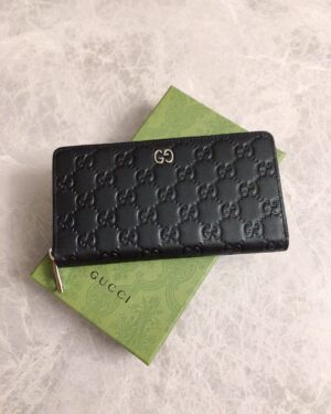 [구찌] GG 엠보스 지퍼 장지갑