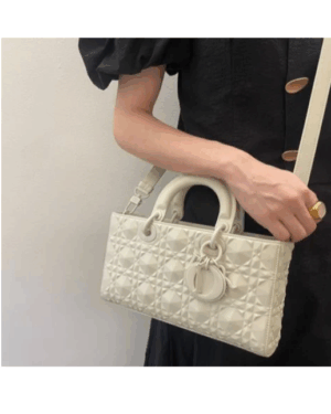 [디올] 레이디 디 조이 다이아몬드 모티브 미디엄 백 M0540SNEA