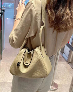 [에르메스] 린디 26cm(30cm) S2 Trench Taurillon Clemence 송아지가죽 금장 은장 숄더백
