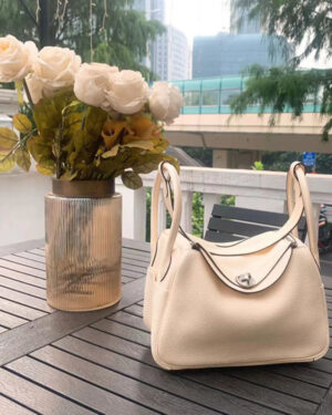 [에르메스] 린디 26cm (30cm) I2 Nata  Clemence Y Stamp 송아지가죽 은장 금장 숄더백