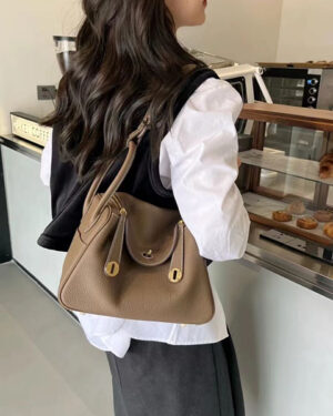 [에르메스] 린디 26 (30cm) CK18 Etoupe Taurillon Clemence 금장 은장 송아지가죽 숄더백