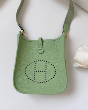 [에르메스] Evelyne 에블린 미니 16cm 3I Vert Criquet Clemence 송아지가죽 숄더백 은장/금장