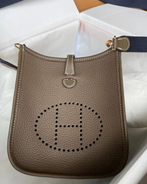 [에르메스] Evelyne 에블린 미니 16cm CK18 Etoupe Clemence 송아지가죽 숄더백 은장/금자장