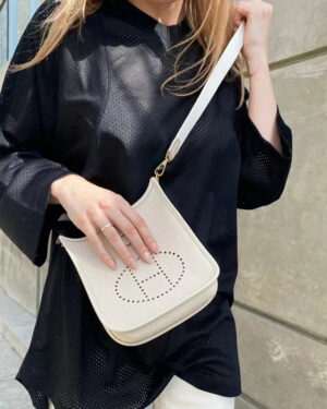 [에르메스] Evelyne 에블린 미니 16cm Craie Clemence 송아지가죽 숄더백 은장/금장