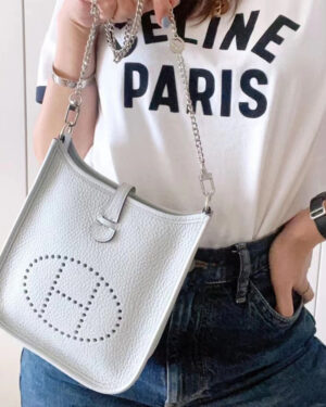 [에르메스] Evelyne 에블린 미니 16cm 08 Bleu Pale Clemence 송아지가죽 숄더백 은장/금장