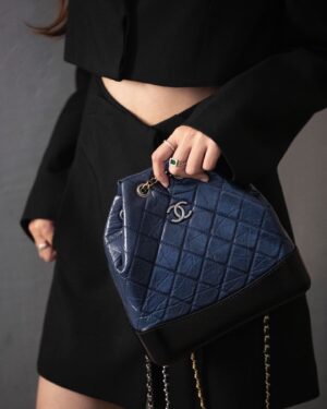 [샤넬] 가브리엘 백팩 스몰 크럼블드 카프스킨 블루/화이트  A94485