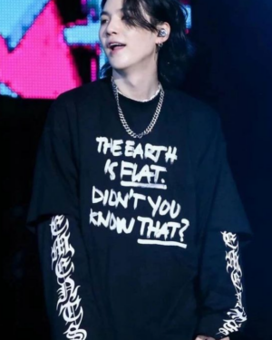 [베트멍] Earth is flat 슬로건 티셔츠(BTS 슈가)