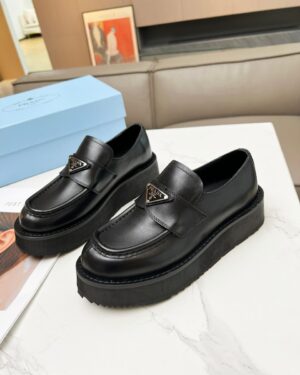 [프라다] 24SS 프라다 브러쉬드 가죽 로퍼 1D510N 055 F0002