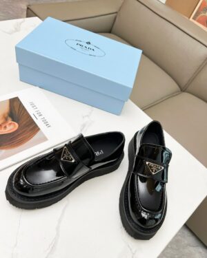 [프라다] 삼각로고 페이턴트 가죽 로퍼 1D510N 055 F0002 F045