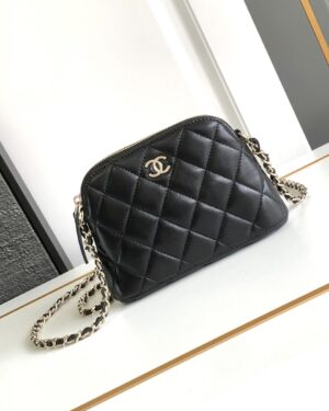 [샤넬] 24ss신상 램스킨 블랙 하프문 크로스백 (AP4000)