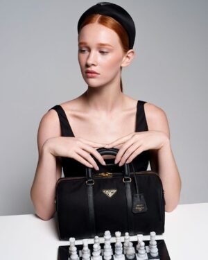 [프라다] 리에디션 1978 미디엄 리나일론 및 사피아노 가죽 탑 핸들백 1BB233