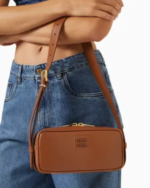 [미우미우] 엠보싱 로고 가죽 숄더백  5BC158 2DDJ F0002